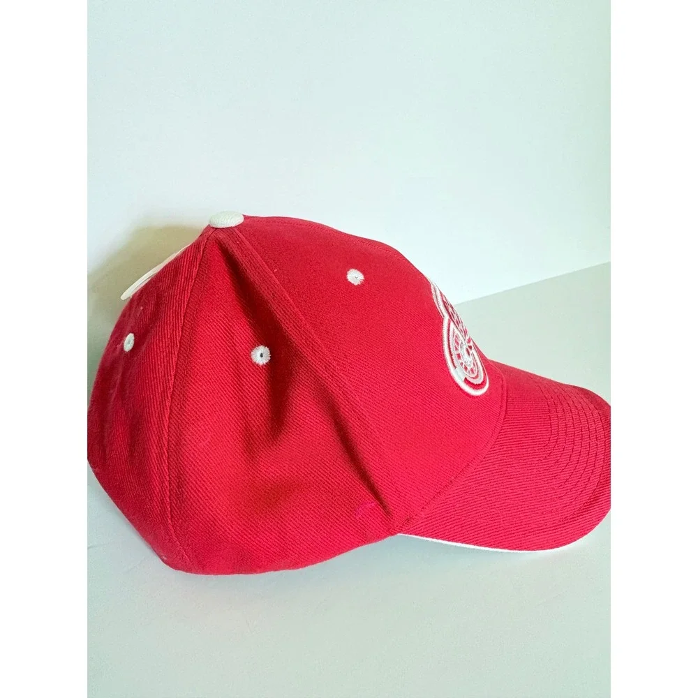 Detroit Red Wings NHL Hat Red White Embroidered Logo Baseball Cap OSFM NWT